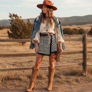 Ledin  Houndstooth mini skirt black & white shorts underneath in sise small NWT